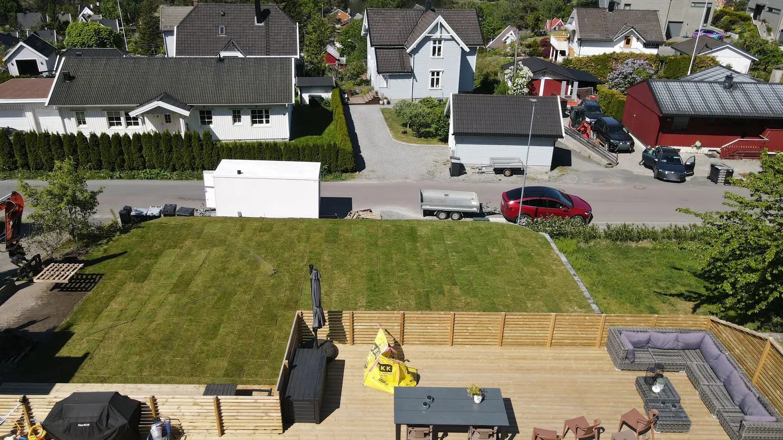 Nylagt ferdigplen sett fra terrassen mot veien, lagt av Best Miljø