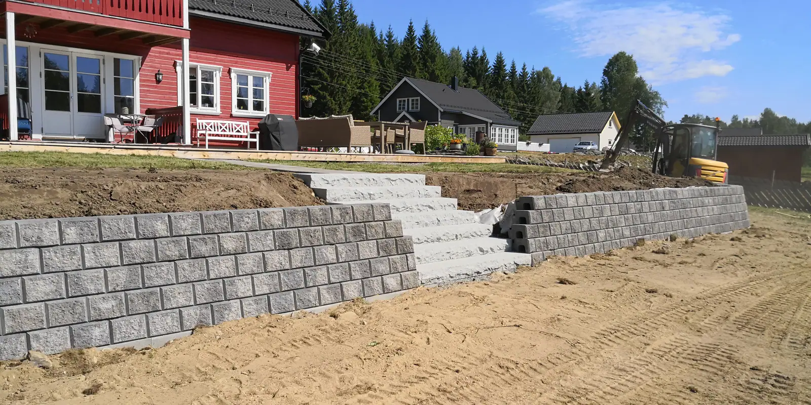 Terrassert støttemur med trapp