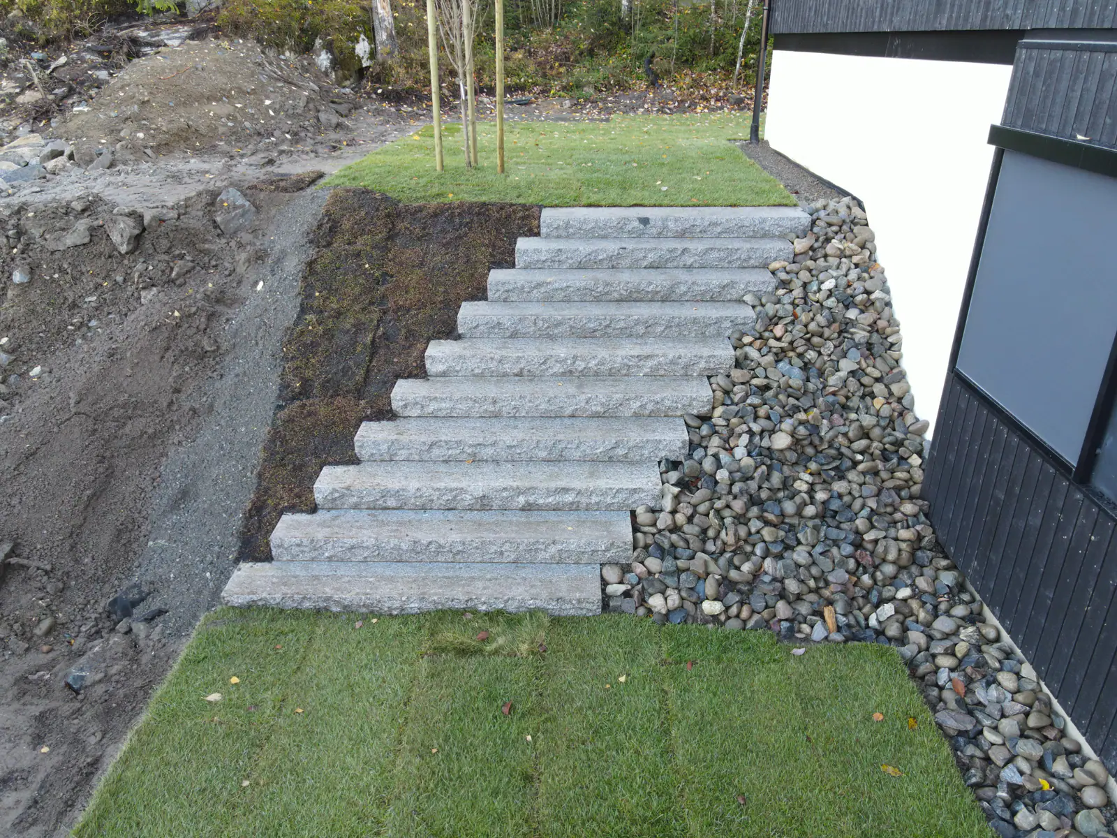 Granittrapp med plen og grus